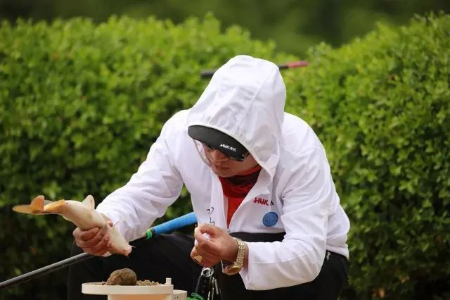 搶魚巧用皮筋顆粒，黑坑老板都害怕了!